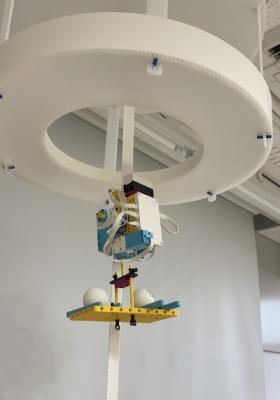 宇宙エレベーターロボットを動かしている様子