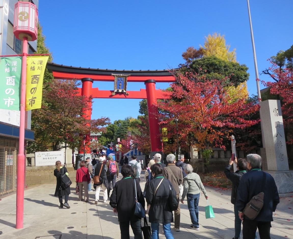 富岡八幡宮を見学している様子