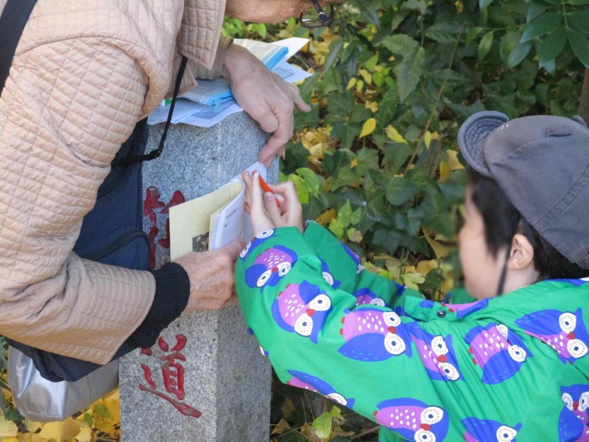 拓本を取る様子