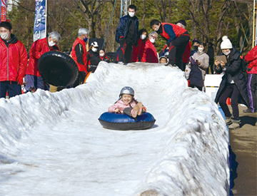 雪のすべり台の写真