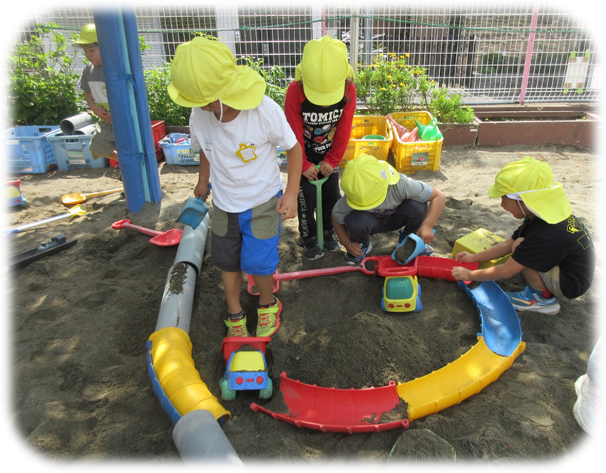 砂場で幼児が遊んでいます
