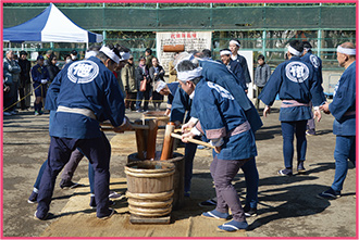 餅つきの様子の写真