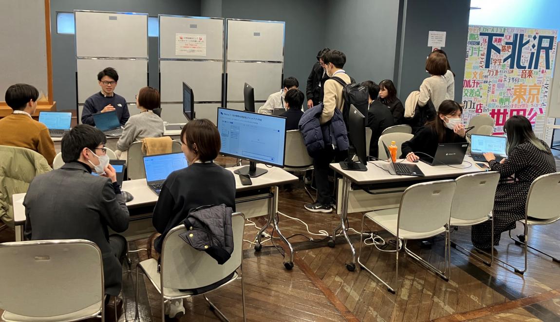 多くの人が参加しているハンズオンブース