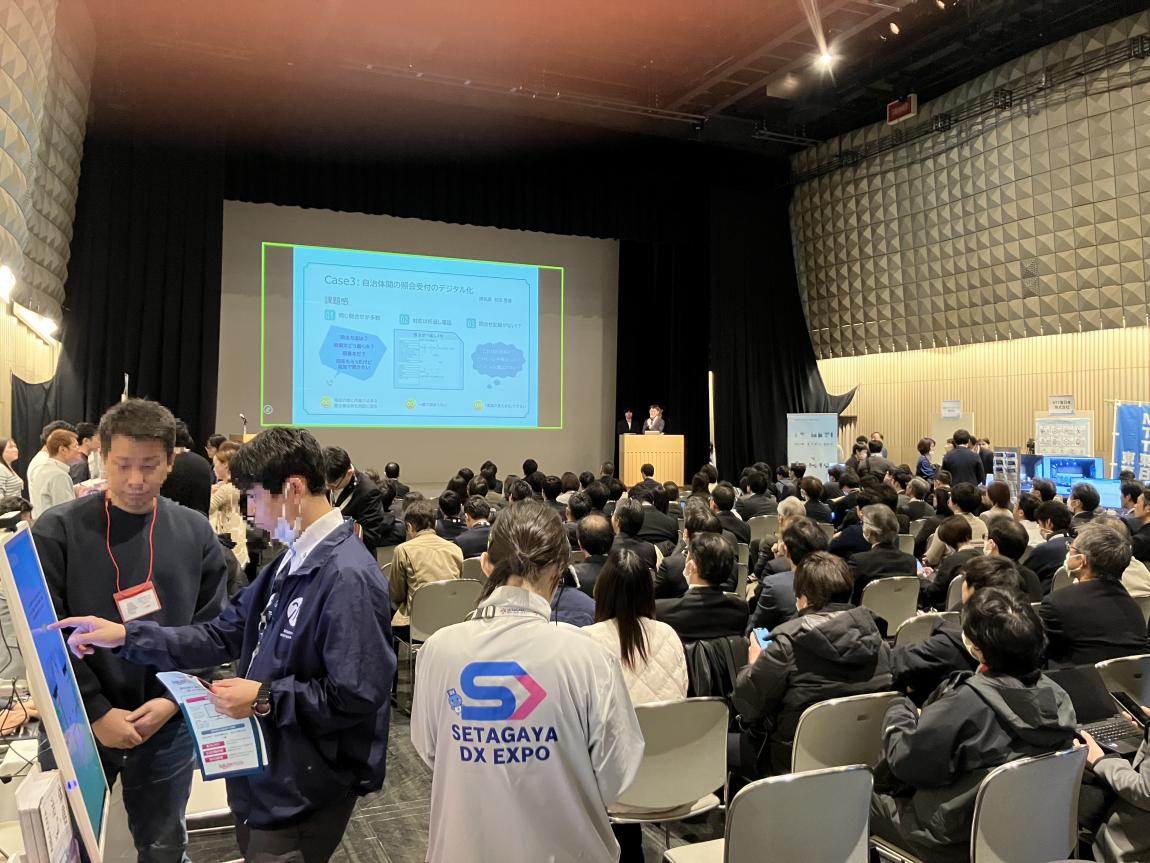 多くの人で賑わう会場とステージ