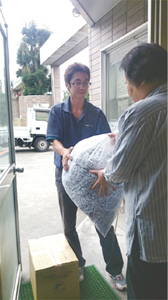 シュレッダー古紙を渡す様子の写真