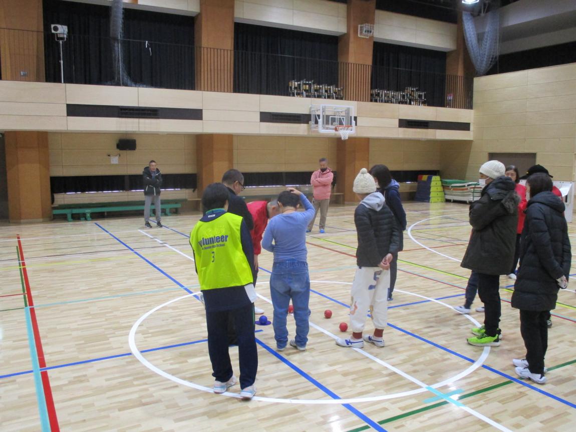 ボッチャを見ている参加者