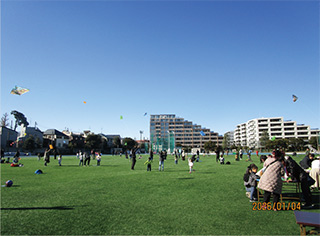 元気よくたこをあげている子どもたちの写真