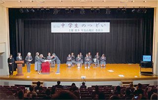 表彰を受ける生徒たちの写真