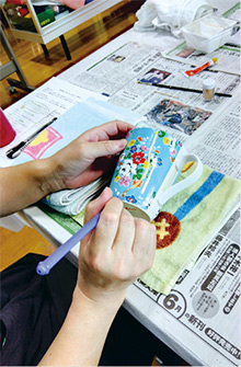 金継ぎの様子の写真