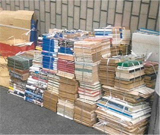 1つの資源・ごみ集積所に排出された多量の古紙の写真