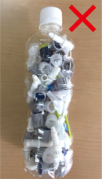 針ケースを装着した注射器等を入れたペットボトルの写真