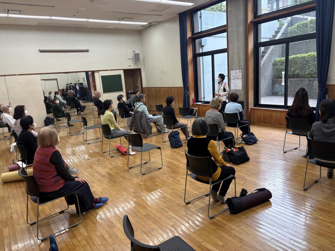 ヨガに取り組む皆さんの様子