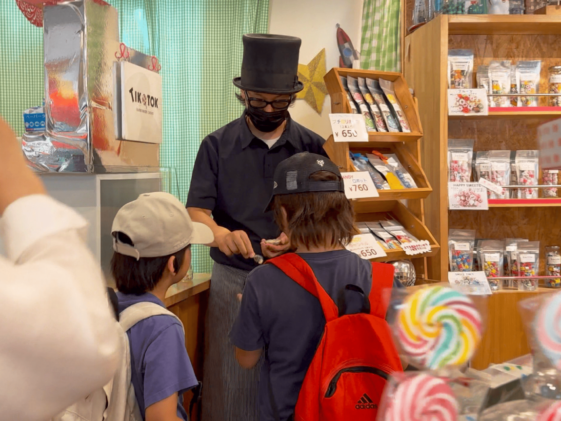 LEARNプログラム6「飴屋さんでお話を聞いている様子」