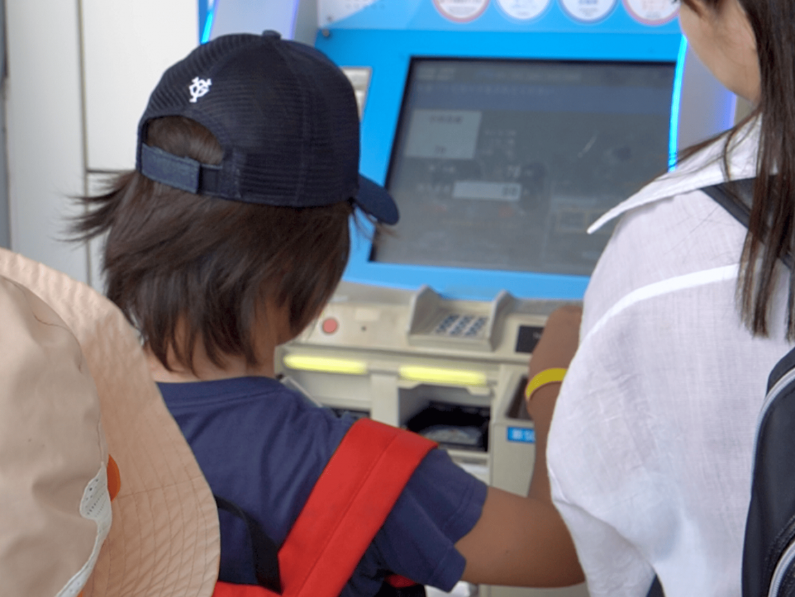 LEARNプログラム2「券売機で購入している様子」