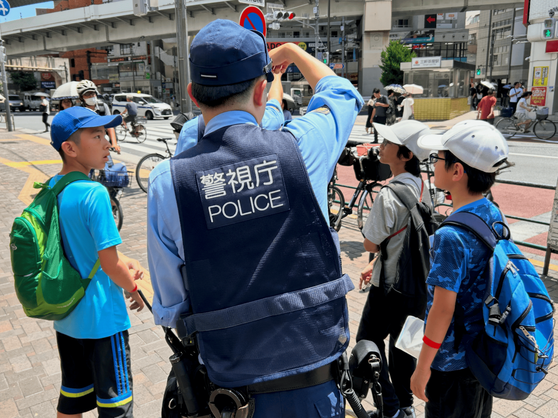 LEARNプログラム5「子どもたちが警察官に道を尋ねている様子」