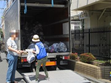 古着回収の様子