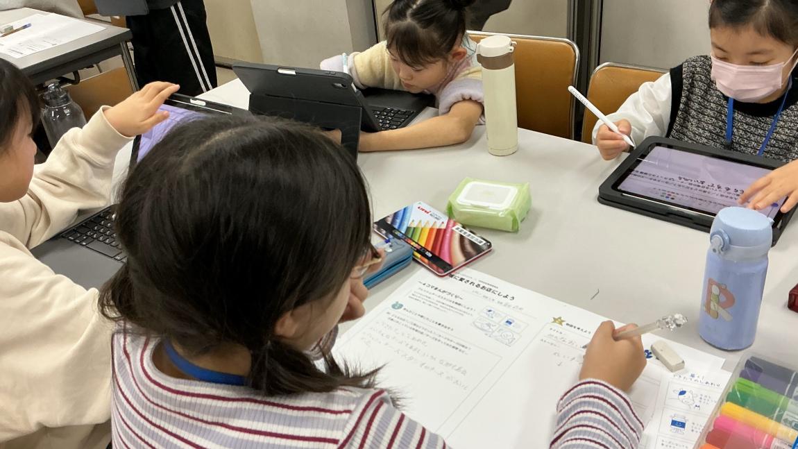 フレッシュチーズ講座4「子どもたちがお店の魅力を広めるための作品を作っている様子」