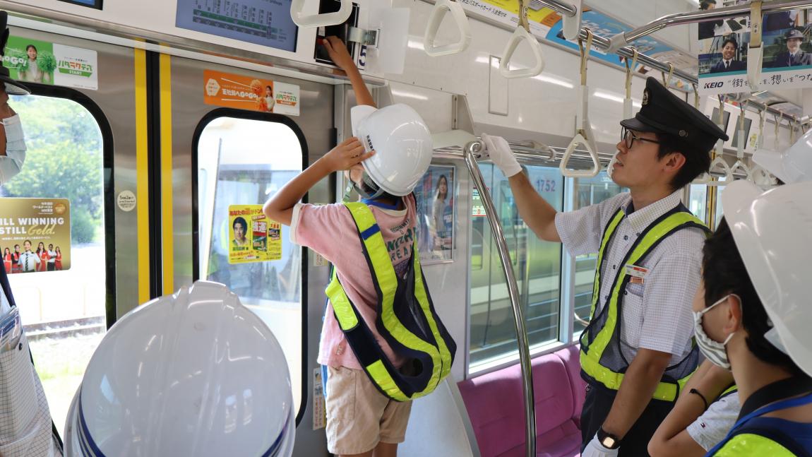 京王電鉄講座2「緊急時にドアを手動で開ける訓練をしている様子」