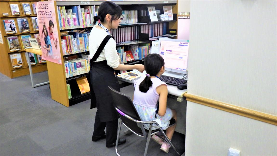 図書館講座1 「検索機で本を探している様子」