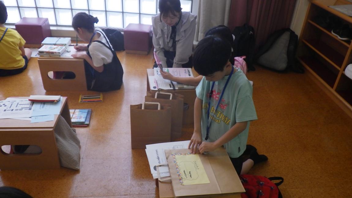 図書館講座3 「お楽しみ袋を仕上げている様子」
