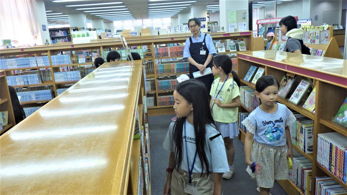 図書館講座6「書架から本を探している様子」