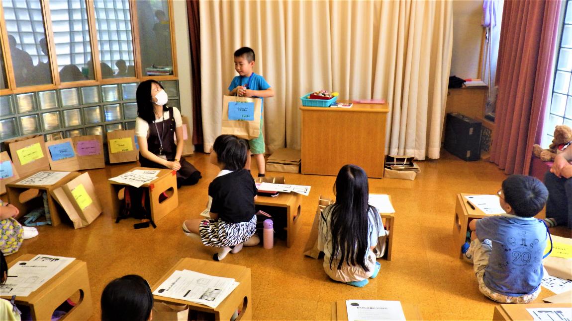 図書館講座7「選んだ本を紹介している様子」