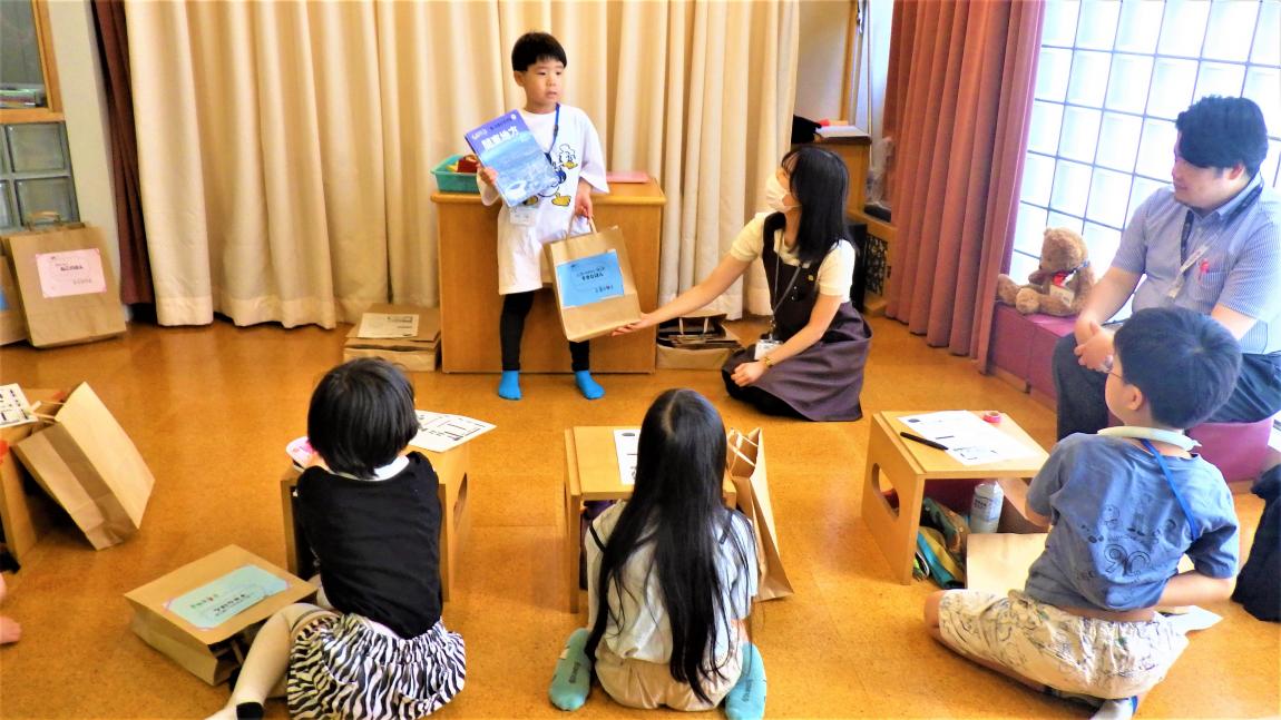 図書館講座8「選んだ本を紹介している様子」