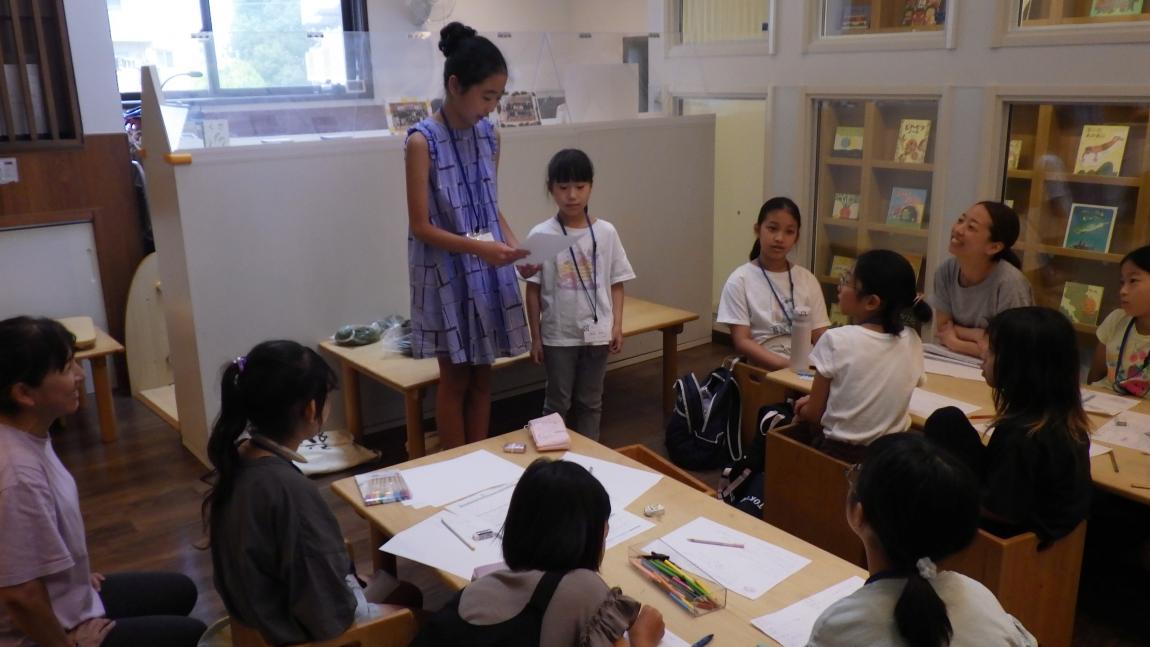 いいほいくえん講座4「考えたメニューをみんなの前で発表している様子」