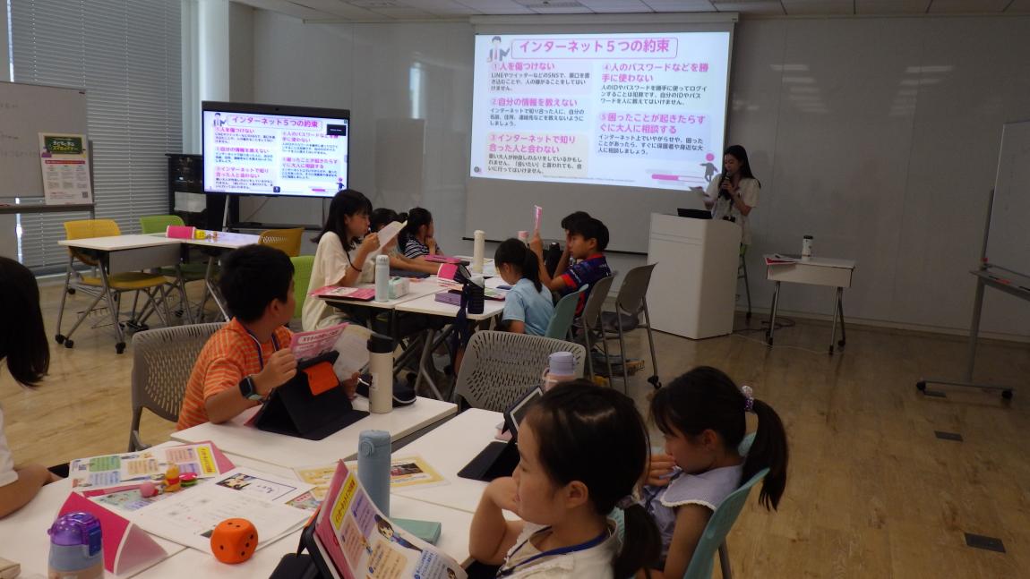 楽天講座2「インターネット5つの約束について学んでいる様子」