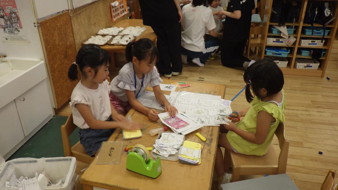 さくらしんまち講座1「園児と一緒にぬり絵をしている様子」