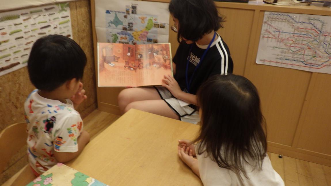 さくらしんまち講座2「読み聞かせをしている様子」