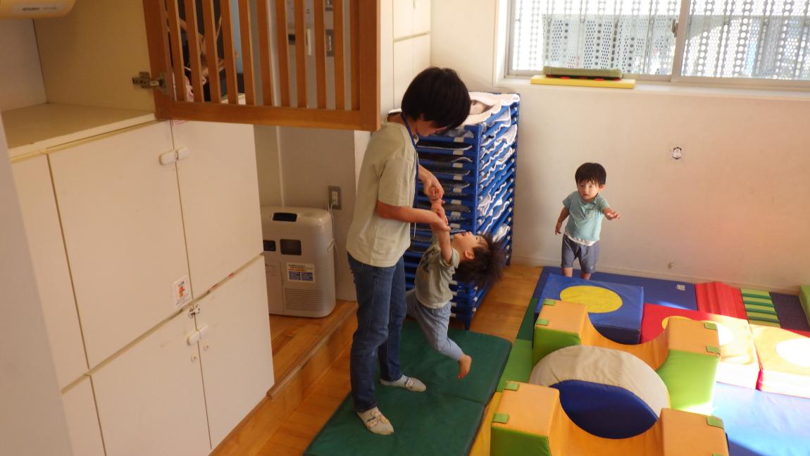 さくらしんまち講座3「園児とふれあっている様子」