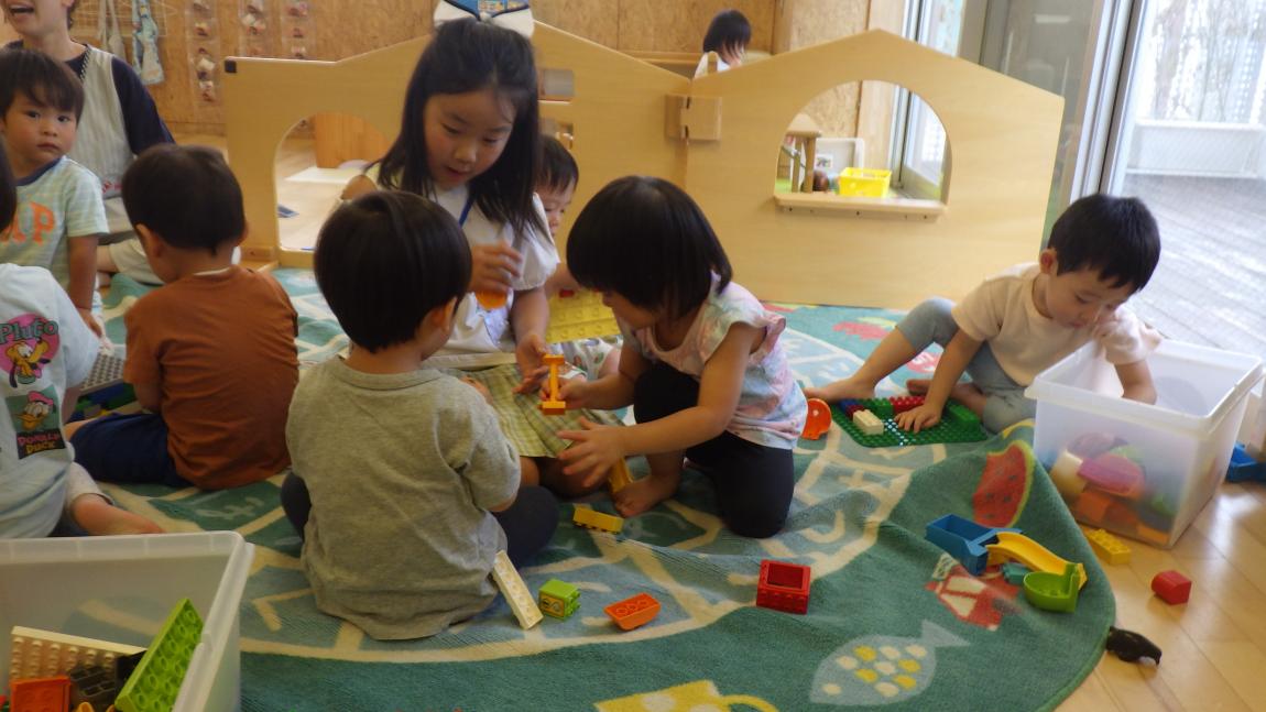 さくらしんまち講座4「園児と一緒に積み木遊びをしている様子」