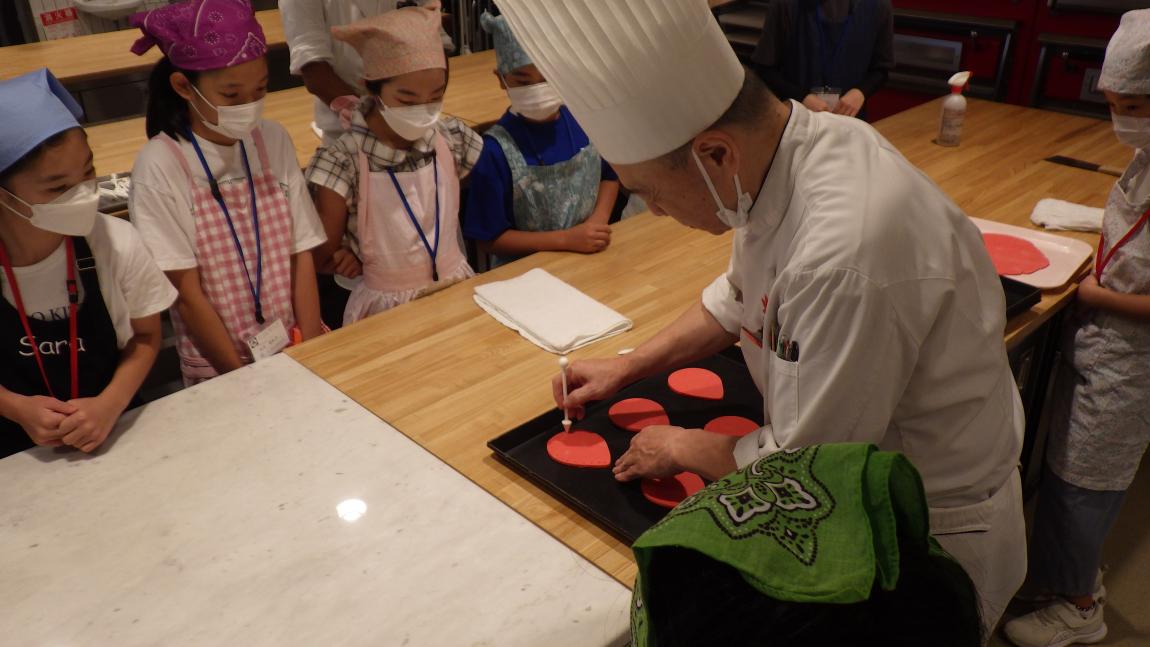 東京山手調理師専門学校講座3「講師の方にクッキーの作り方を教えてもらっている様子」
