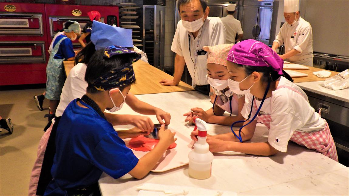 東京山手調理師専門学校講座4「クッキー作りをしている様子」