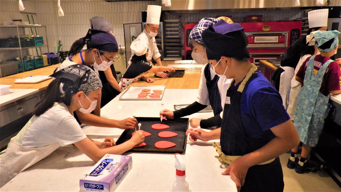 東京山手調理師専門学校講座8「クッキーの追加生産をしている様子」