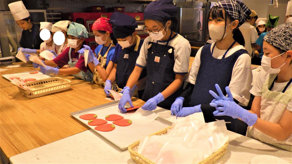 東京山手調理師専門学校講座5「クッキーの袋詰めをしている様子」