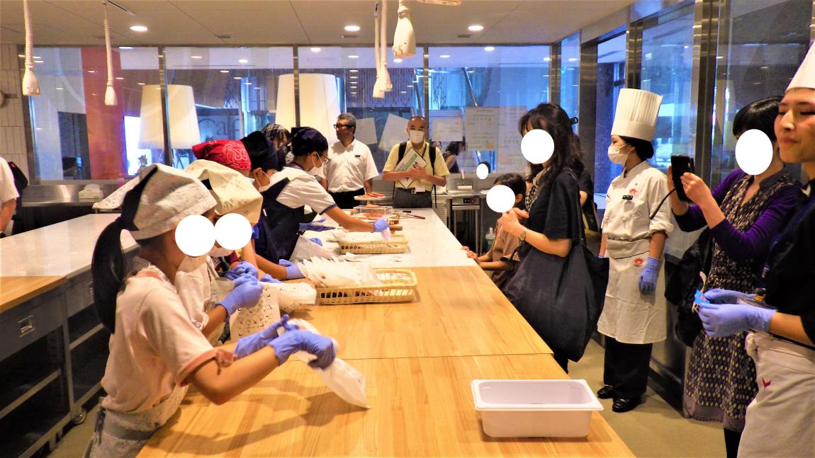 東京山手調理師専門学校講座7「実際にクッキーを販売している様子」