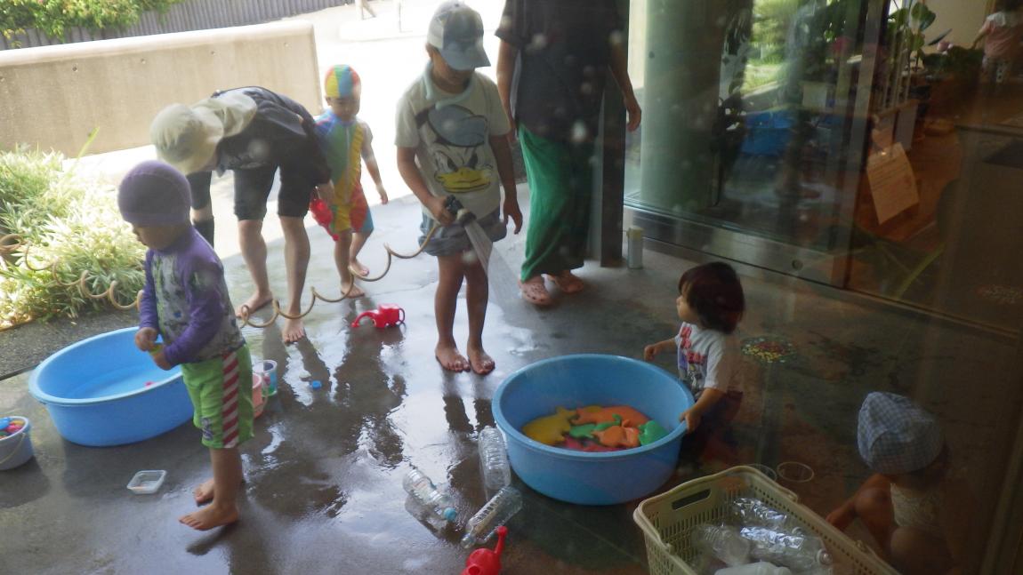 かたるぱ保育園講座4「水遊びをしている様子」