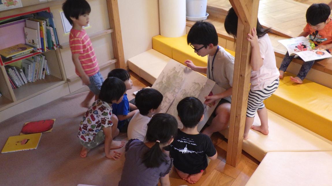 かたるぱ保育園講座2「園児たちに本の読み聞かせをしている様子」