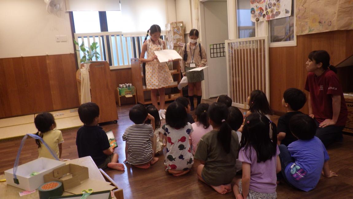 いいほいくえん講座6「園児に自分たちが考えたメニューの説明をしている様子」