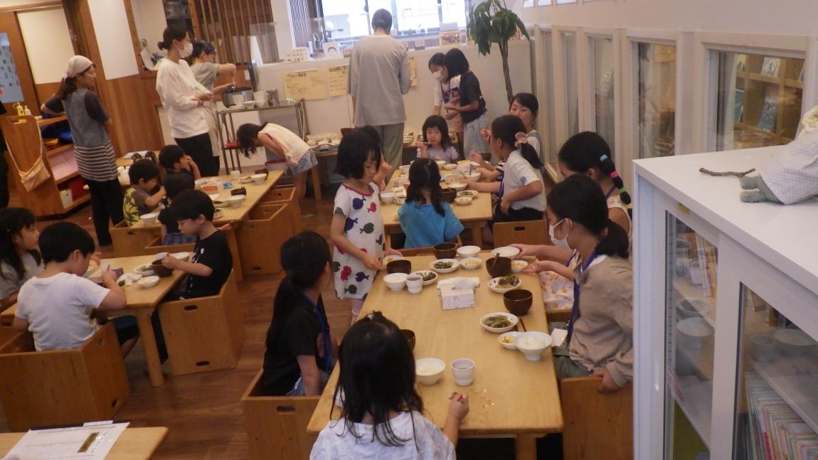 いいほいくえん講座8「給食を園児と一緒に食べている様子」