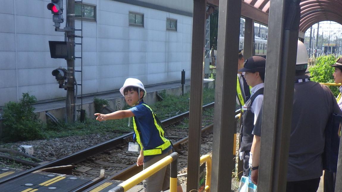 京王電鉄講座4「線路を横切る際に左右の指さし確認をしている様子」