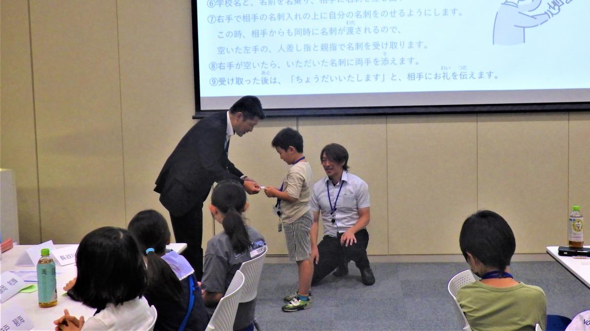 アサヒ飲料講座3「アサヒ飲料の幹部の方と名刺交換をしている様子」