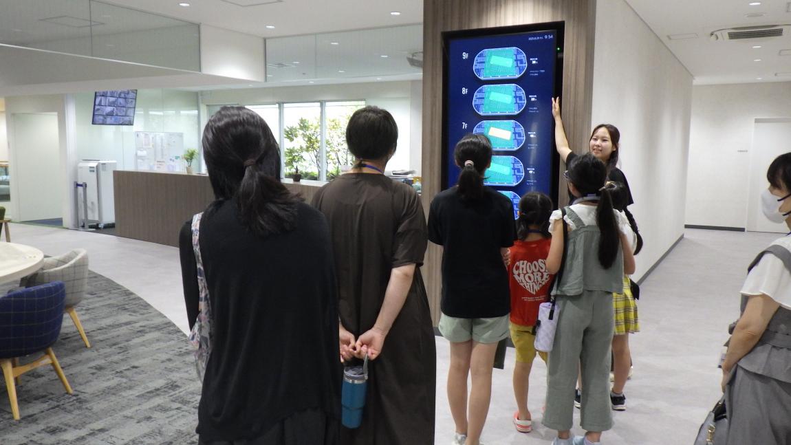 アサヒ飲料講座2「オフィスツアーをしている様子」