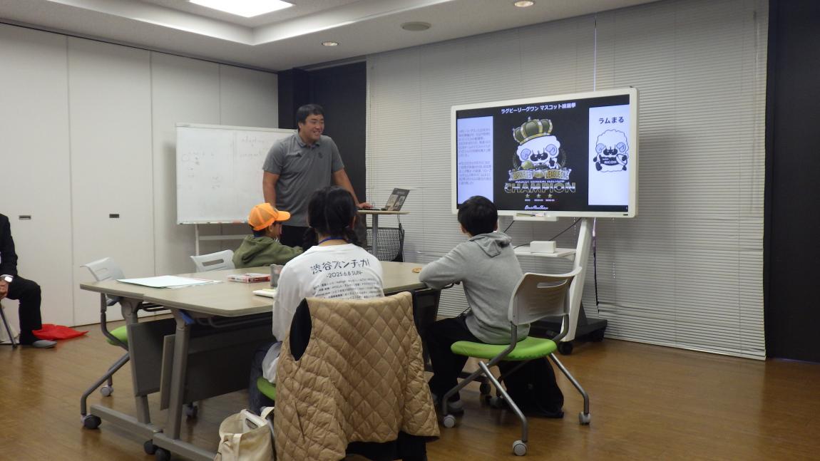 ブラックラムズ東京講座1「ラムまるについての説明を聞いている様子」