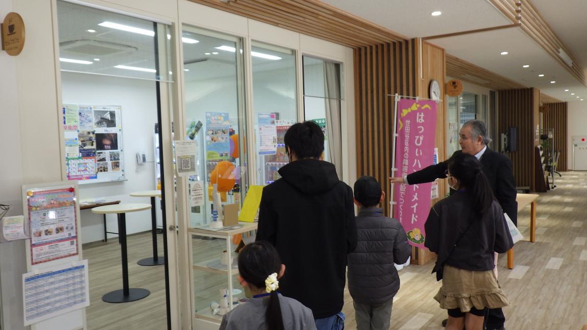 教育総合センターメッセ講座2「教育総合センター内を見学している様子」