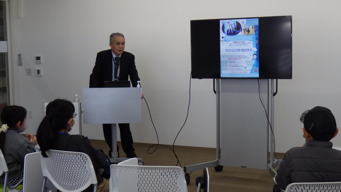 教育総合センターメッセ講座1「教育総合センターについての説明を聞いている様子」