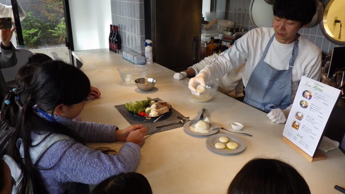 フレッシュチーズ講座1「工房でチーズの説明を聞いている様子」