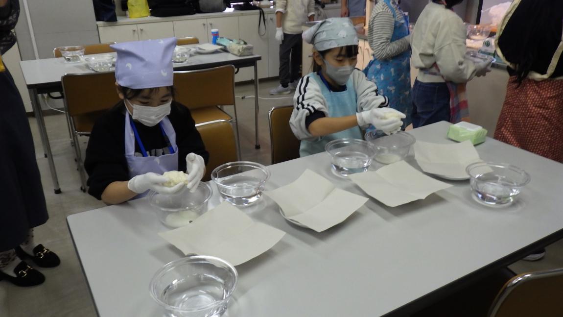 フレッシュチーズ講座2「子どもたちがチーズを作っている様子」